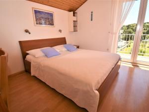 2 bedroom apartment with garden