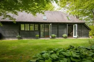 All Saints Cottage - secluded cottage with garden, 15 min walk to pub - Manningford Abbots