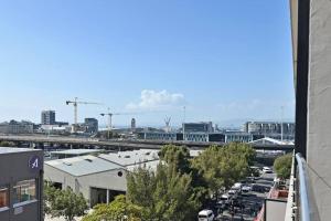 Bella - Stylish 1-Bed Apt in trendy De Waterkant with Balcony