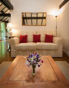 All Saints Cottage - secluded cottage with garden, 15 min walk to pub