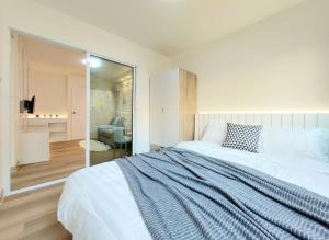 Joyful room