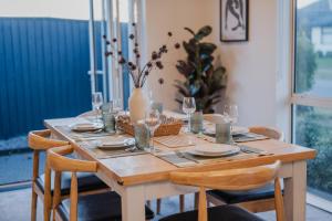Chic Retreat - Modern Comforts & Game Room Fun