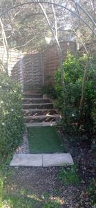Chalet climatisé pour 2 personnes avec kitchenette, accès piscine, au sud d Aix-en-Provence, for non smokers-non vapoteurs only