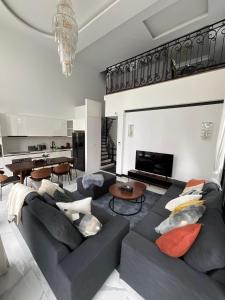 Luxury Pool Villa 5BR 12pax with Private Lift in Ekkamai