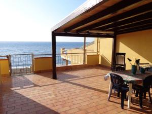 Casa con terrazzo e scala diretta sul mare