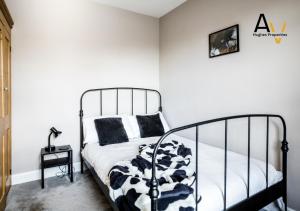 Northampton Two Bed House - Free Parking - Fast Wi Fi - Garden by AV Hughes Properties