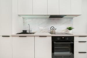 Air-conditioned Studio with Parking and Balcony, Zabrska Global Office Park by Noclegi Renters