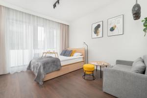 Air-conditioned Studio with Parking and Balcony, Zabrska Global Office Park by Noclegi Renters