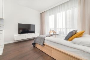 Air-conditioned Studio with Parking and Balcony, Zabrska Global Office Park by Noclegi Renters