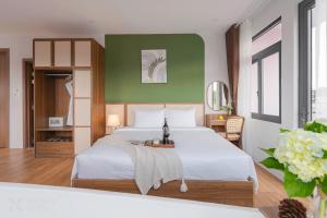 Suite Junior Nhìn Ra Cảnh Núi Non (Junior Suite with Mountain View)