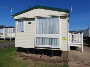 Sealands Everglade II:- 6 Berth, Central Heated Access to the beach