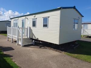 Sealands Everglade II:- 6 Berth, Central Heated Access to the beach