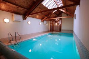 Brimbles - huge barn conversion sleeps4, private indoor pool