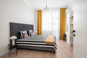 Top Centre Bright & Sunny Stylish Apt with 2BDR and 2BTH