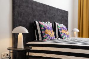 Top Centre Bright & Sunny Stylish Apt with 2BDR and 2BTH