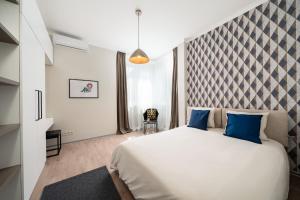 Top Centre Bright & Sunny Stylish Apt with 2BDR and 2BTH