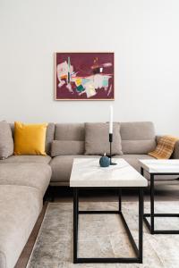 Top Centre Bright & Sunny Stylish Apt with 2BDR and 2BTH