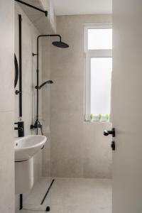 Top Centre Bright & Sunny Stylish Apt with 2BDR and 2BTH