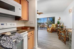 Kona Plaza#411 Top Floor In Town, AC, & Elevators