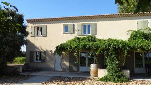 Gîte famille 5 personnes avec piscine au cœur des vignes entre Avignon et Luberon