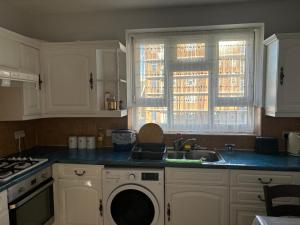 Bright 2 Bedroom Flat Close to City Centre