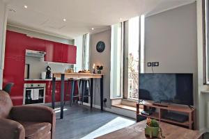 Appartements Le Bouda avec un balcon vue sur la Republique : photos des chambres