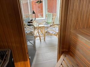 Stuga i Bruksvallarna med avresestäd Skoterled samt skidled i närhet vintertid Vandringsleder sommartid