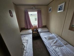 3 Bed Caravan Sleeps 6 with Parking