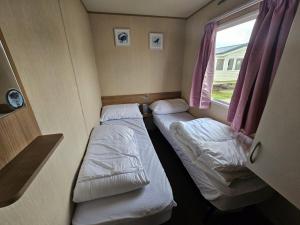 3 Bed Caravan Sleeps 6 with Parking
