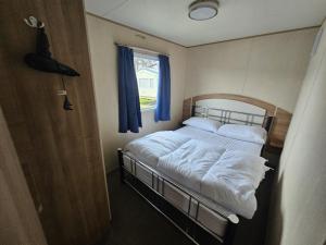 3 Bed Caravan Sleeps 6 with Parking