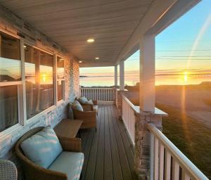 Beachfront NEW Pool HotTub Sauna and Panoramic view
