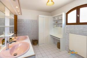 Maisons de vacances Maison Jade - Villa avec piscine - Barbecue - Calme : photos des chambres