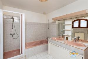 Maisons de vacances Maison Jade - Villa avec piscine - Barbecue - Calme : photos des chambres
