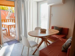 Campings Rives d'Arc : Petite Cabane d'Arc 2 Chambres