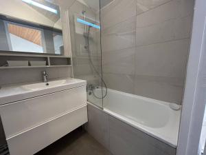 Appartement familial à Méribel, balcon, casier à skis, parking privatif - FR-1-355-237