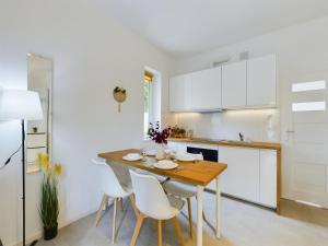 Studios with Parking and Garden near Warsaw Chopin Airport by Noclegi Renters
