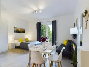 Studios with Parking and Garden near Warsaw Chopin Airport by Noclegi Renters - 简基