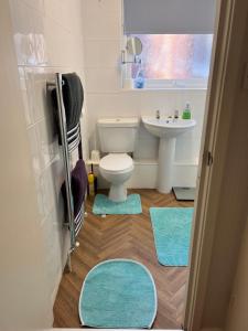 Spacious 2 bed apartment - Free parking