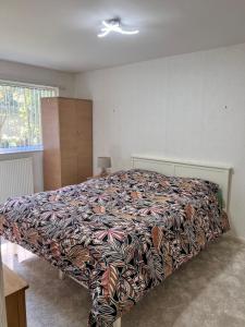 Spacious 2 bed apartment - Free parking