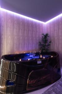 The Pinnacle 3 - 2BED w indoor jacuzzi! by Homely