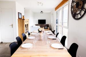 Maison comprenant deux gîtes à louer, ensemble ou indépendamment, capacité de 4 à 19 personnes Idéalement placé pour visiter le Mont-Saint-Michel, Saint-Malo et les alentours