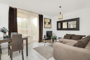 Przestronny Apartament w Krakowie z Biurkiem, Parkingiem i Wanną by Noclegi Renters