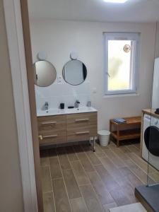 Appartement, vue sur l’étang, proche aéroport.