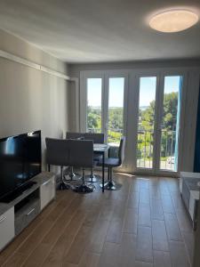 Appartement, vue sur l’étang, proche aéroport.