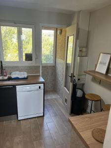Appartements Appartement, vue sur l’etang, proche aeroport. : photos des chambres