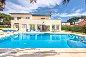 Large private pool viilla, close to amenites, free air conditioning and wifi