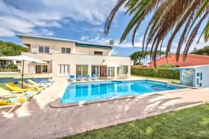 Large private pool viilla, close to amenites, free air conditioning and wifi