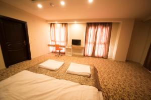 Double Room with Balcony (2 Adults + 1 Child) room in Osmaniye Hanedan Otel