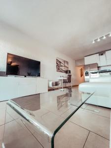 Ocean View apartment! Pool! Parking! CS123