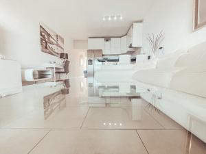 Ocean View apartment! Pool! Parking! CS123